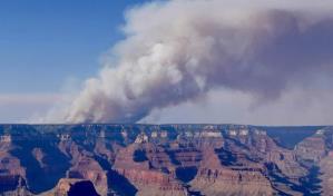 Un incendio destruye un sitio histórico del Gran Cañón y casi 80 estructuras en EE. UU. Un incendio destruye un sitio histórico del Gran Cañón y casi 80 estructuras en EE. UU.