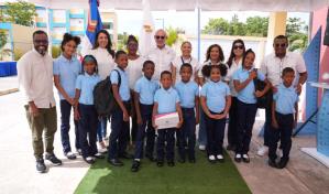 Inabie distribuye utilería escolar y brinda atenciones de salud en Boca Chica Inabie distribuye utilería escolar y brinda atenciones de salud en Boca Chica