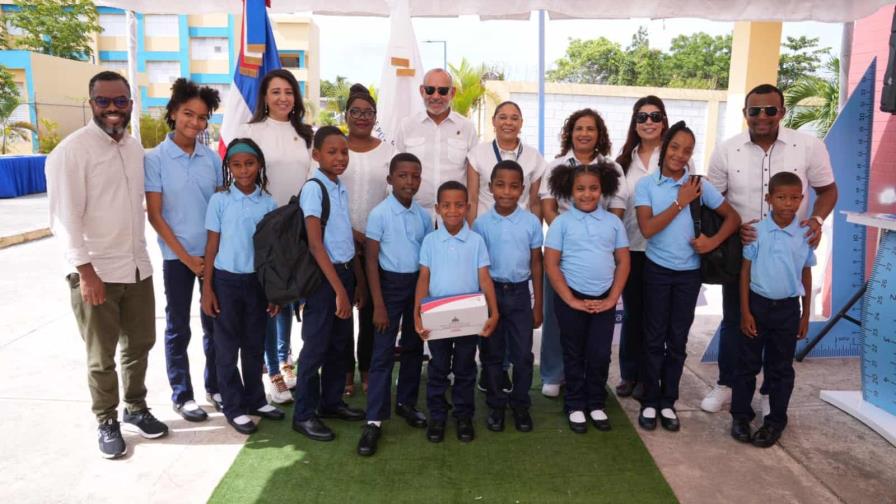 Inabie distribuye utilería escolar y brinda atenciones de salud en Boca Chica Inabie distribuye utilería escolar y brinda atenciones de salud en Boca Chica