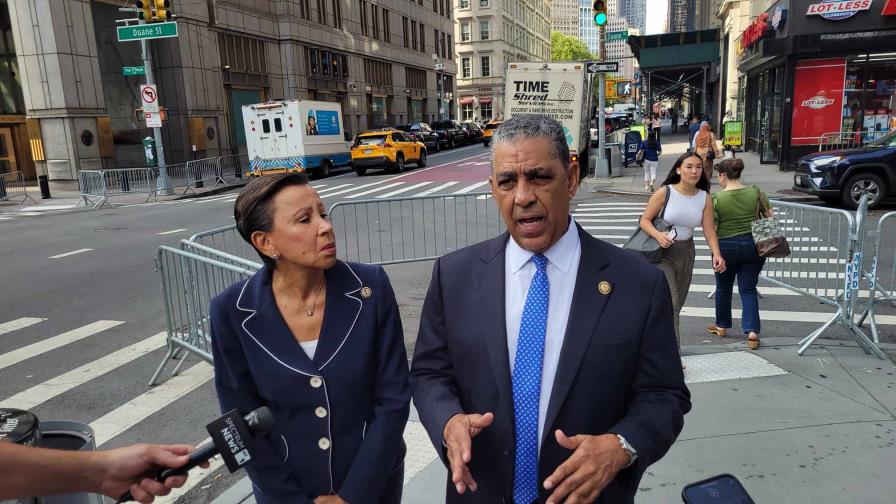 Espaillat y Velázquez denuncian obstrucción por parte de ICE durante visita de supervisión Espaillat y Velázquez denuncian obstrucción por parte de ICE durante visita de supervisión