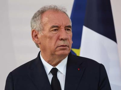 Amenazan con tumbar Gobierno de François Bayrou por recortes