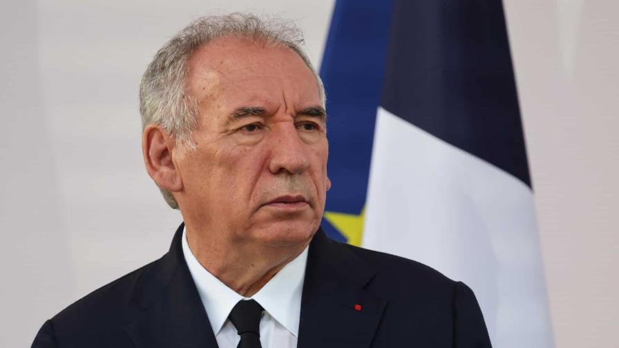 La oposición francesa amenaza con tumbar al Gobierno de François Bayrou por sus recortes La oposición francesa amenaza con tumbar al Gobierno de François Bayrou por sus recortes