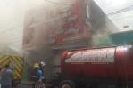 Incendio afecta negocio y viviendas en La Vega; no se reportan heridos