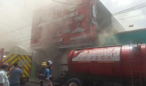 Incendio afecta negocio y viviendas en La Vega; no se reportan heridos