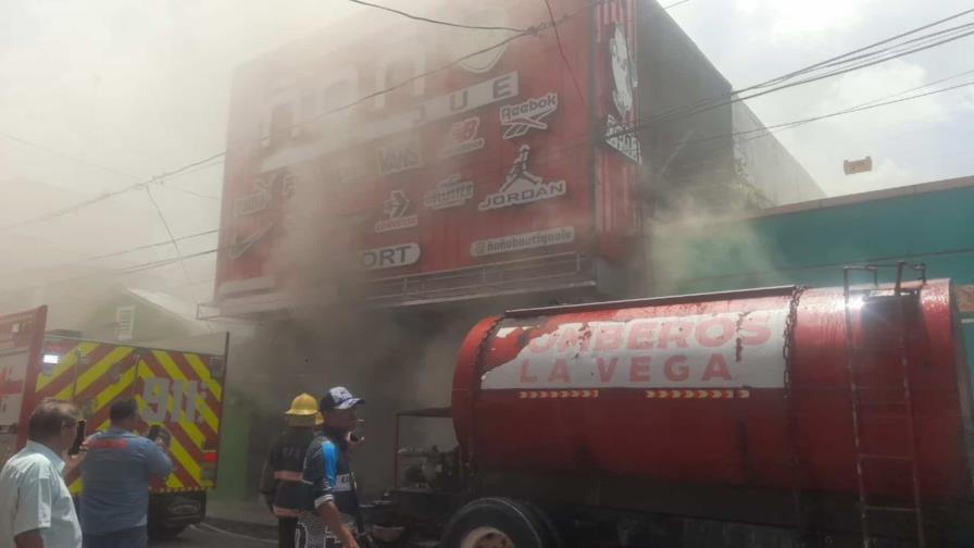 Incendio afecta negocio y viviendas en La Vega; no se reportan heridos Incendio afecta negocio y viviendas en La Vega; no se reportan heridos