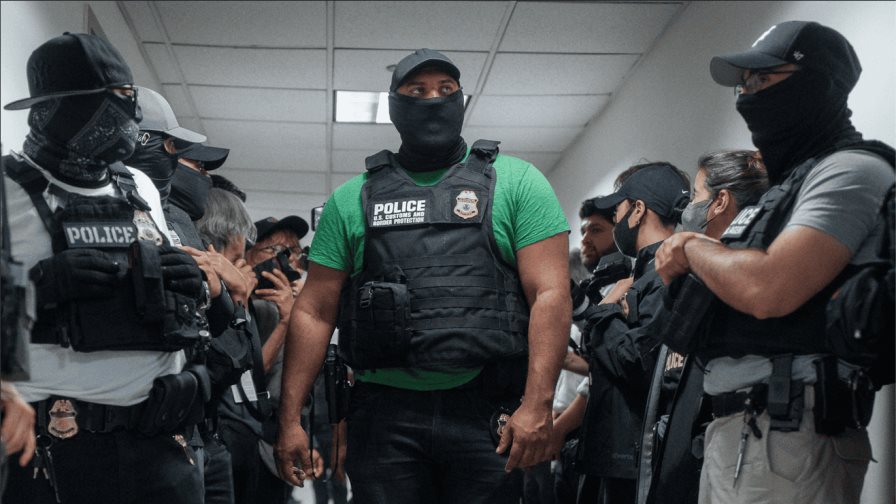Buscan prohibir que agentes del ICE cubran sus rostros y vistan de civil durante redadas Buscan prohibir que agentes del ICE cubran sus rostros y vistan de civil durante redadas