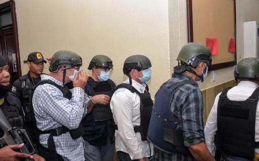 Dos imputados admiten cargos en red de sobornos en instituciones del Estado por $100 MM