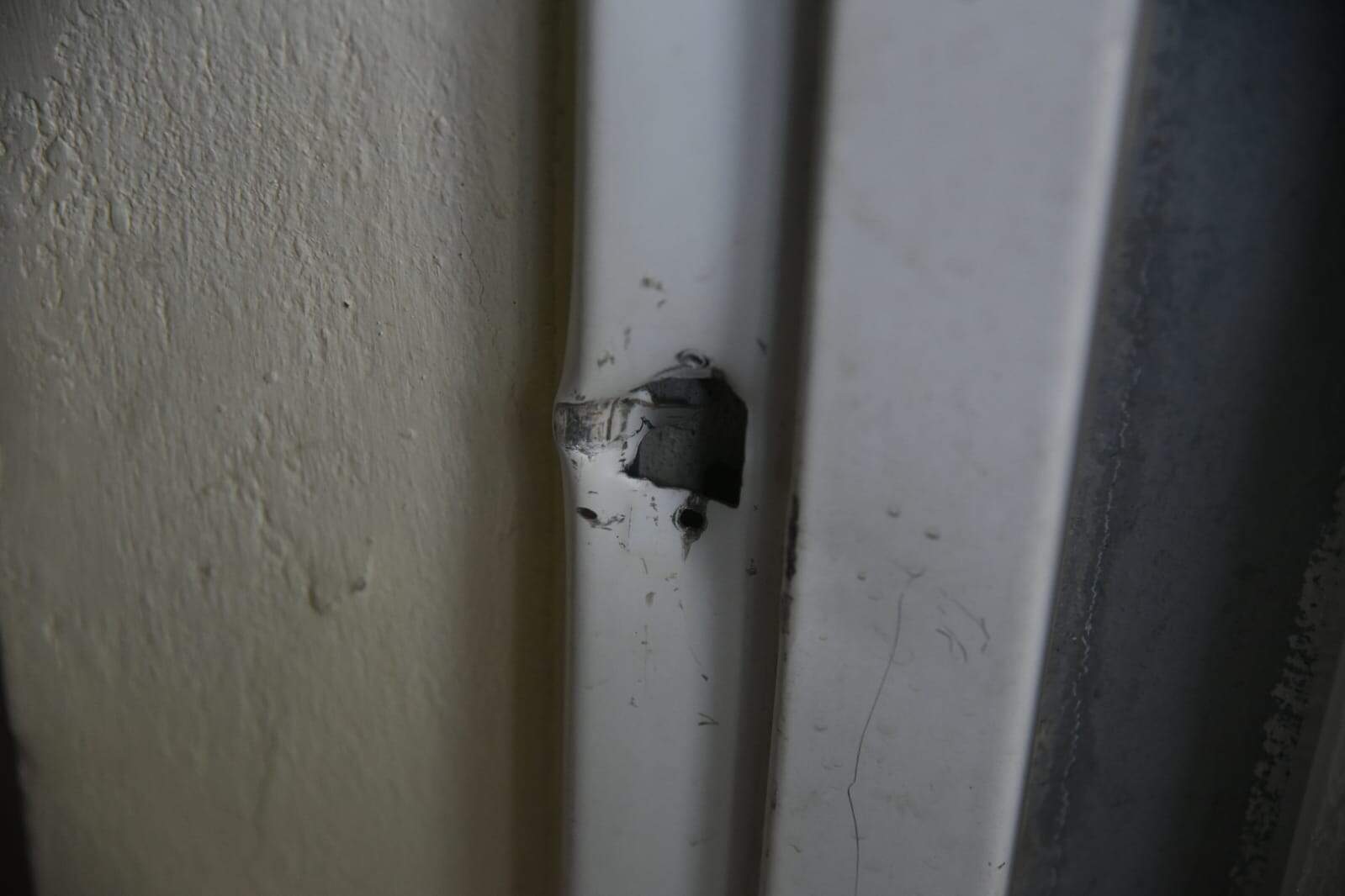 Cerradura violentada en la Organización Dominicana de Ciegos (Odoci), afectada por robo en Santiago.