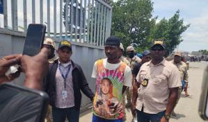 Migración entrega a un haitiano requerido por su país en el paso fronterizo de Dajabón