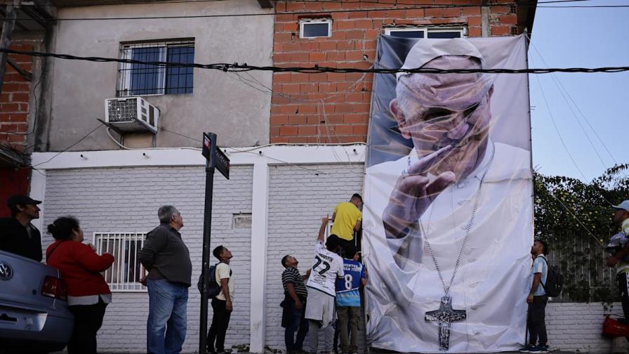 Pintan en Argentina un gigantesco mural del papa Francisco Pintan en Argentina un gigantesco mural del papa Francisco