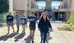 Hija del fallecido congresista Raúl Grijalva gana las primarias para ocupar su escaño