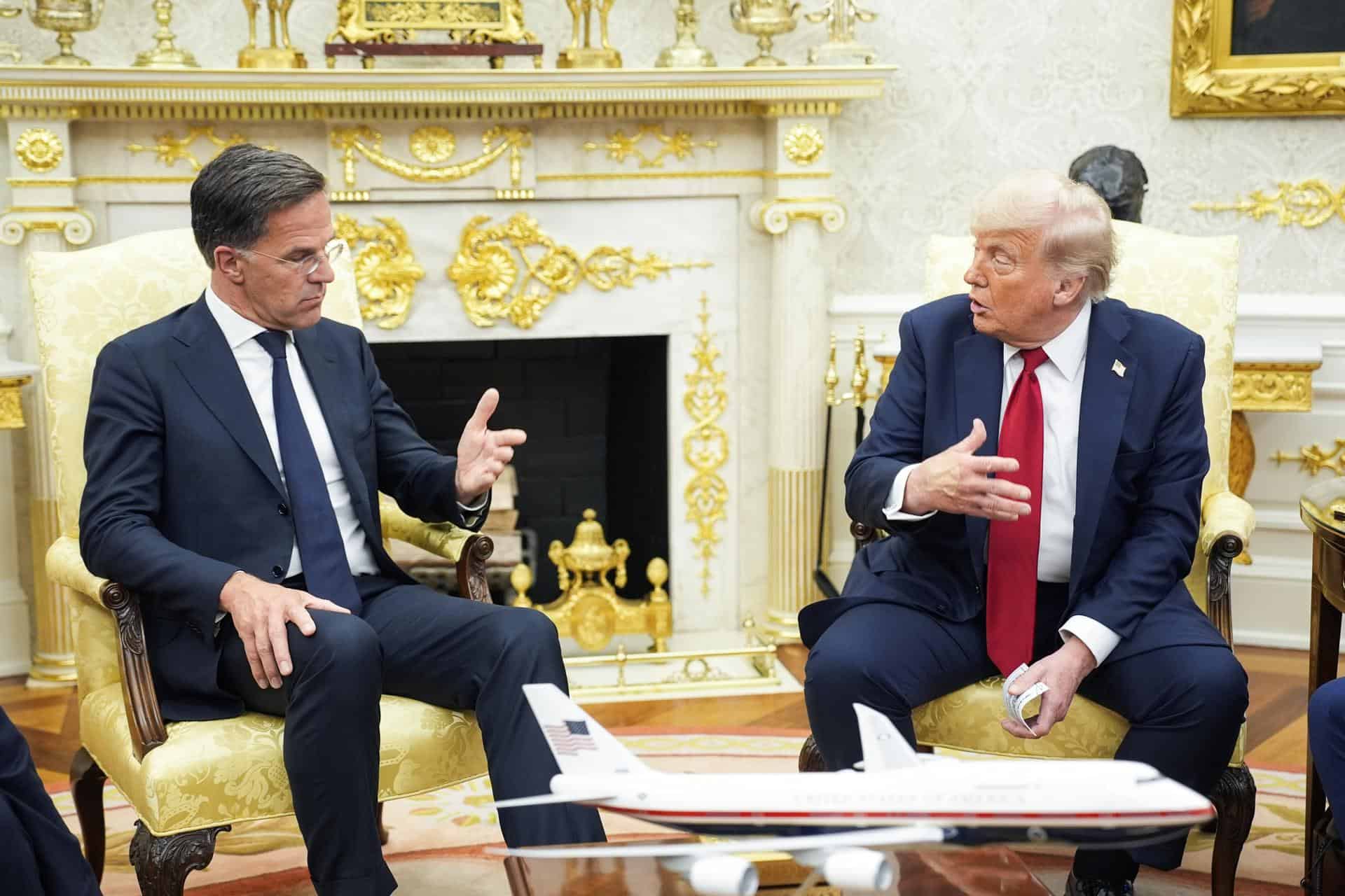  El presidente de Estados Unidos, Donald Trump (d), habla con el secretario general de la OTAN, Mark Rutte, durante un encuentro en el Despacho Oval de la Casa Blanca este lunes, en Washington (Estados Unidos). 