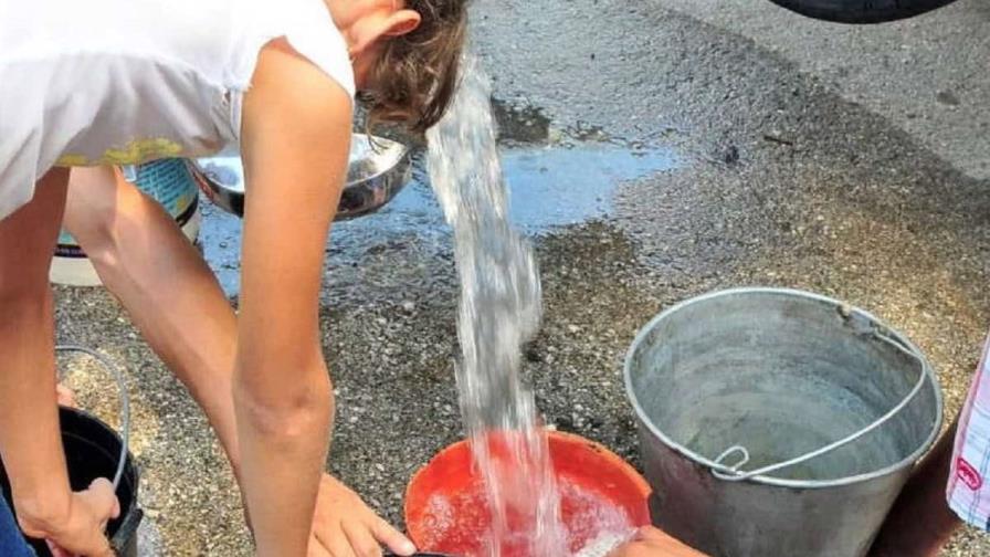 El 10 % de los cubanos carece de un acceso adecuado al agua, según cifras oficiales El 10 % de los cubanos carece de un acceso adecuado al agua, según cifras oficiales
