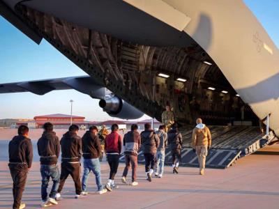 Trump reanuda vuelos de deportación de inmigrantes a terceros países