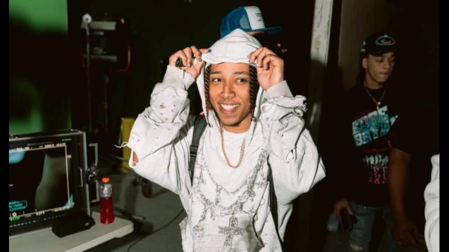 Huan62 recibe disco de oro por el tema Natural