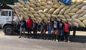 Detienen camión con indocumentados haitianos escondidos en sacos de arroz en Montecristi
