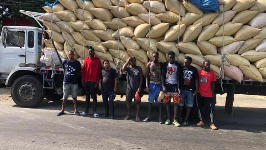 Detienen camión con indocumentados haitianos escondidos en sacos de arroz en Montecristi Detienen camión con indocumentados haitianos escondidos en sacos de arroz en Montecristi