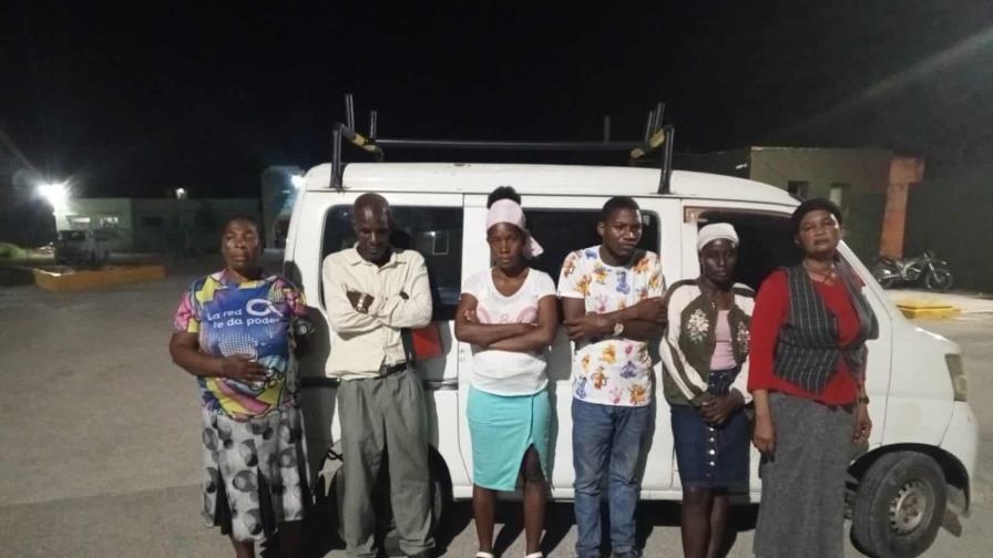 Las autoridades detienen a 11 haitianos indocumentados en la provincia Bahoruco Las autoridades detienen a 11 haitianos indocumentados en la provincia Bahoruco
