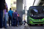 Largas filas para abordar autobuses tras cierre parcial de la línea 1 del Metro de Santo Domingo