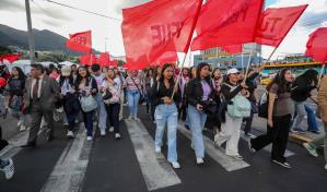 Estudiantes de Ecuador protestan en Quito contra leyes de Noboa y carencias en educación