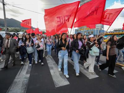 Estudiantes de Ecuador protestan en Quito contra leyes de Noboa
