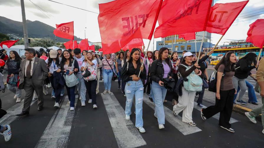 Estudiantes de Ecuador protestan en Quito contra leyes de Noboa y carencias en educación Estudiantes de Ecuador protestan en Quito contra leyes de Noboa y carencias en educación