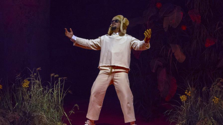 PETA denuncia que Bad Bunny exhibe gallinas durante su show en Puerto Rico PETA denuncia que Bad Bunny exhibe gallinas durante su show en Puerto Rico