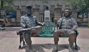 Retiran unas estatuas de Fidel Castro y el Che Guevara en la Ciudad de México Retiran unas estatuas de Fidel Castro y el Che Guevara en la Ciudad de México