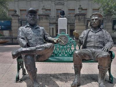 Retiran unas estatuas de Fidel Castro y el Che Guevara en México