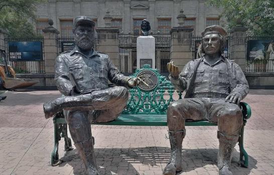Retiran unas estatuas de Fidel Castro y el Che Guevara en la Ciudad de México