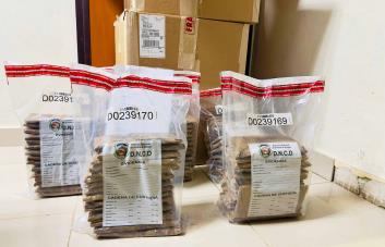 Decomisan 75 láminas de droga ocultas en cajas de tabaco que serían enviadas a EE. UU.