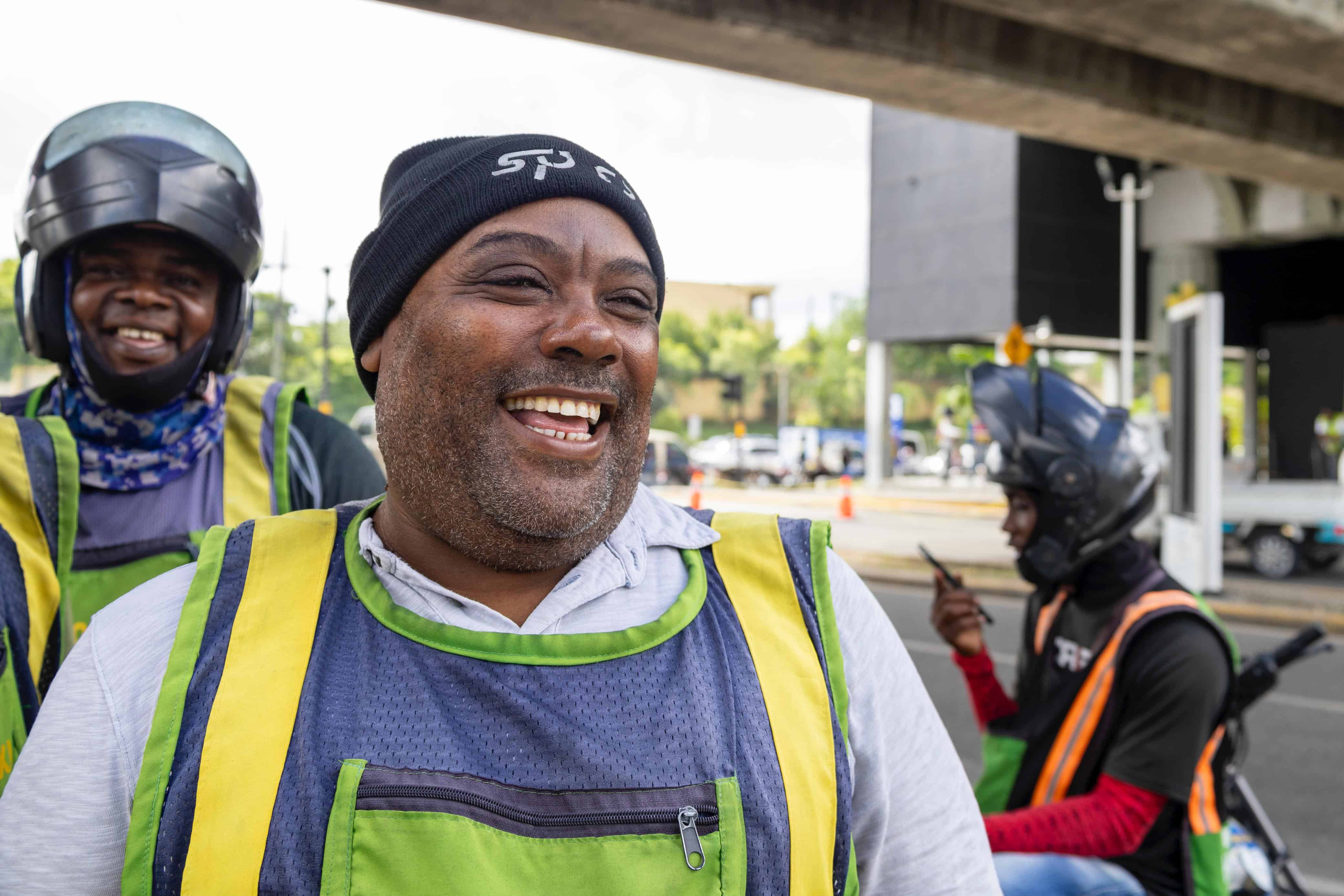 Motorista próximo a la estación Hermanas Mirabal de la Línea 1 del Metro de Santo Domingo.