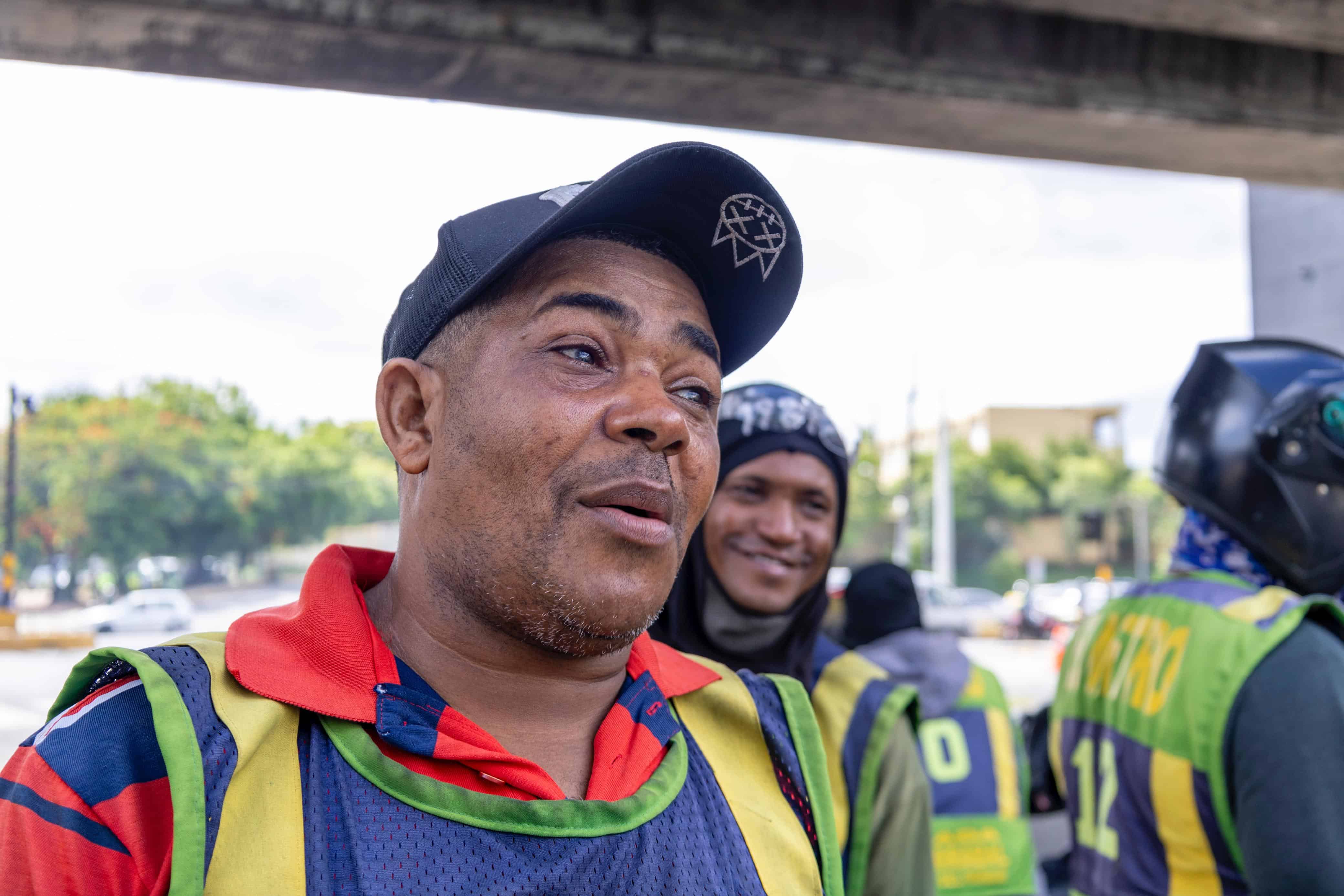 Motorista próximo a la estación Hermanas Mirabal de la Línea 1 del Metro de Santo Domingo.