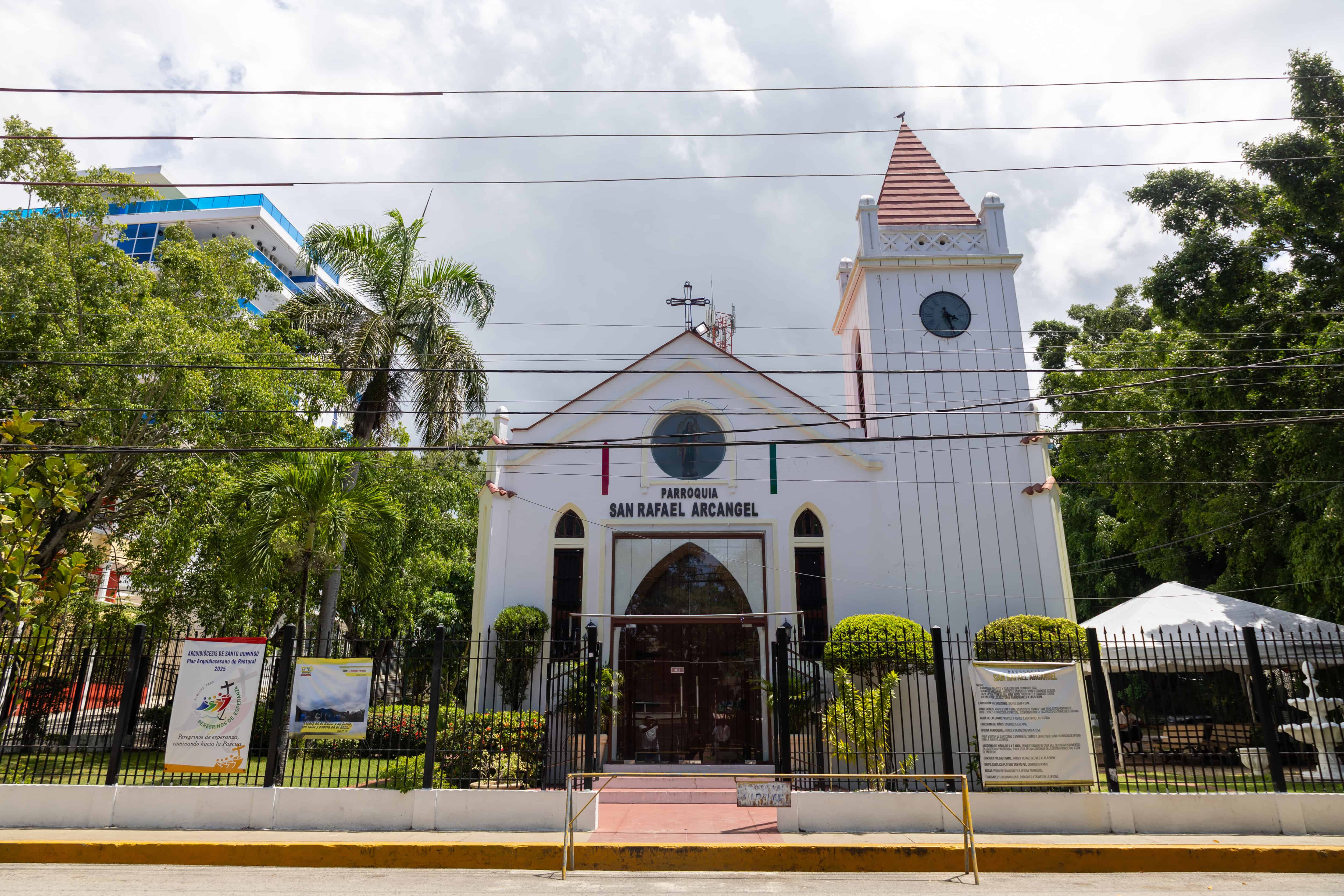 Iglesia San Rafael Arcángel que era una capilla privada, hoy una parroquia.
