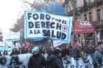 Miles de personas protestan en Argentina por recortes en sistema de salud pública