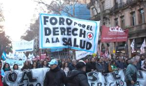 Miles de personas protestan en Argentina por recortes en sistema de salud pública