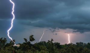 Al menos 33 personas mueren impactadas por rayos en India