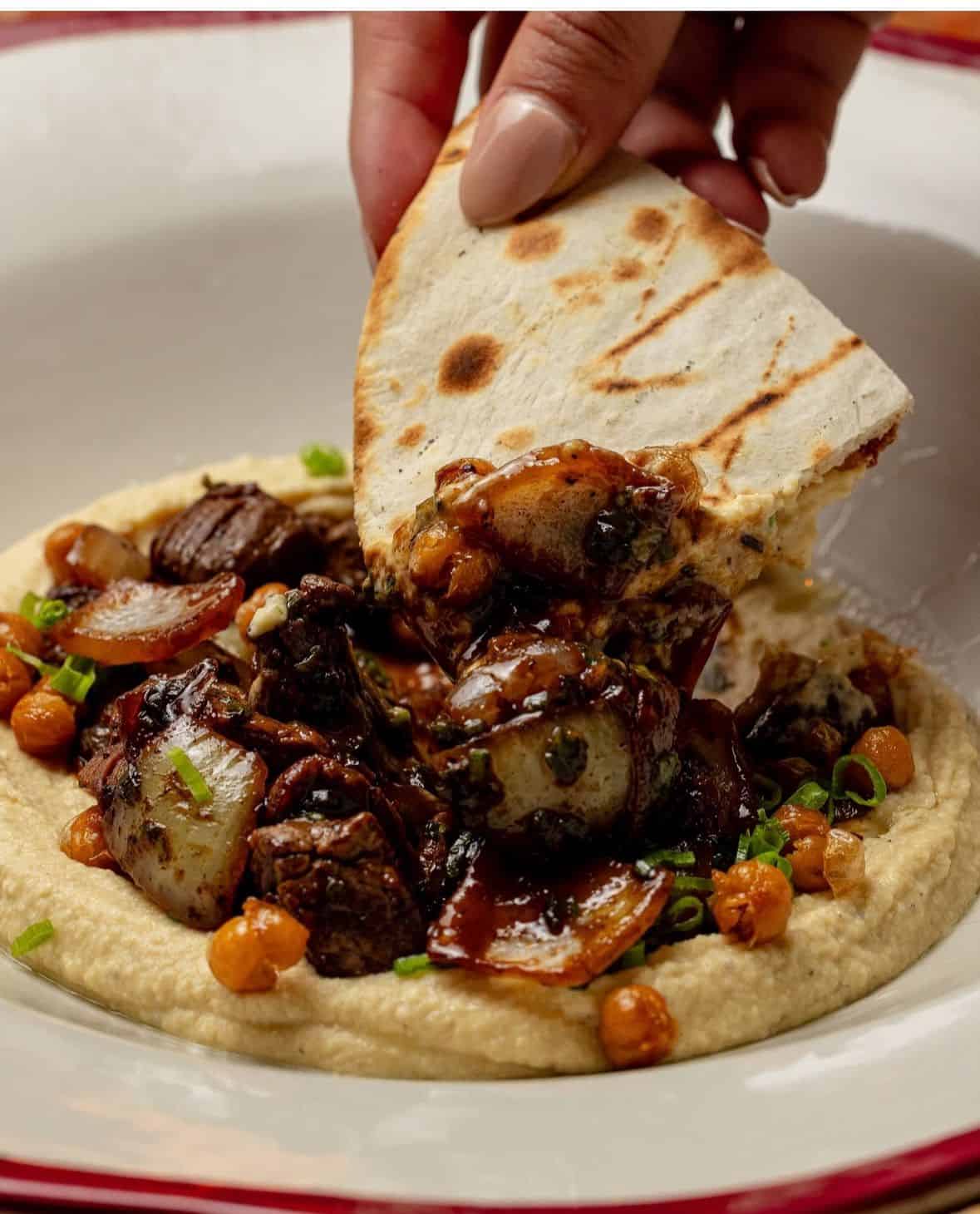 Hummus de garbanzo con lomo plateado.