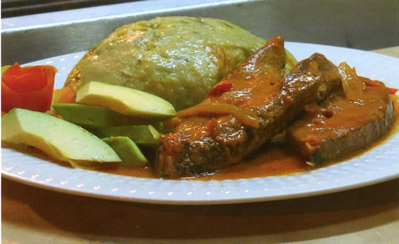 Harina de maíz con molondrón y pescado, comida cocola conocida como funjí o funyí.