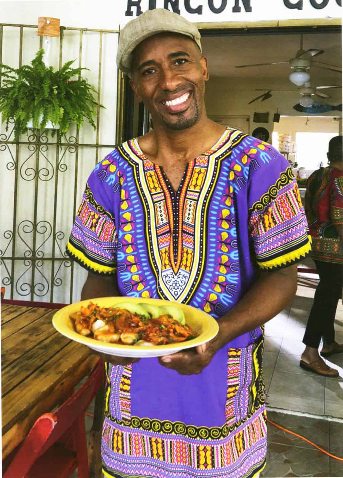 Juan Silié Dunker exhibiendo un plato de domplín con bacalao.
