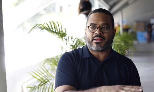 Aníbal Casso, el creativo de Cotuí que ha trabajado campañas con Beyoncé y Eminem