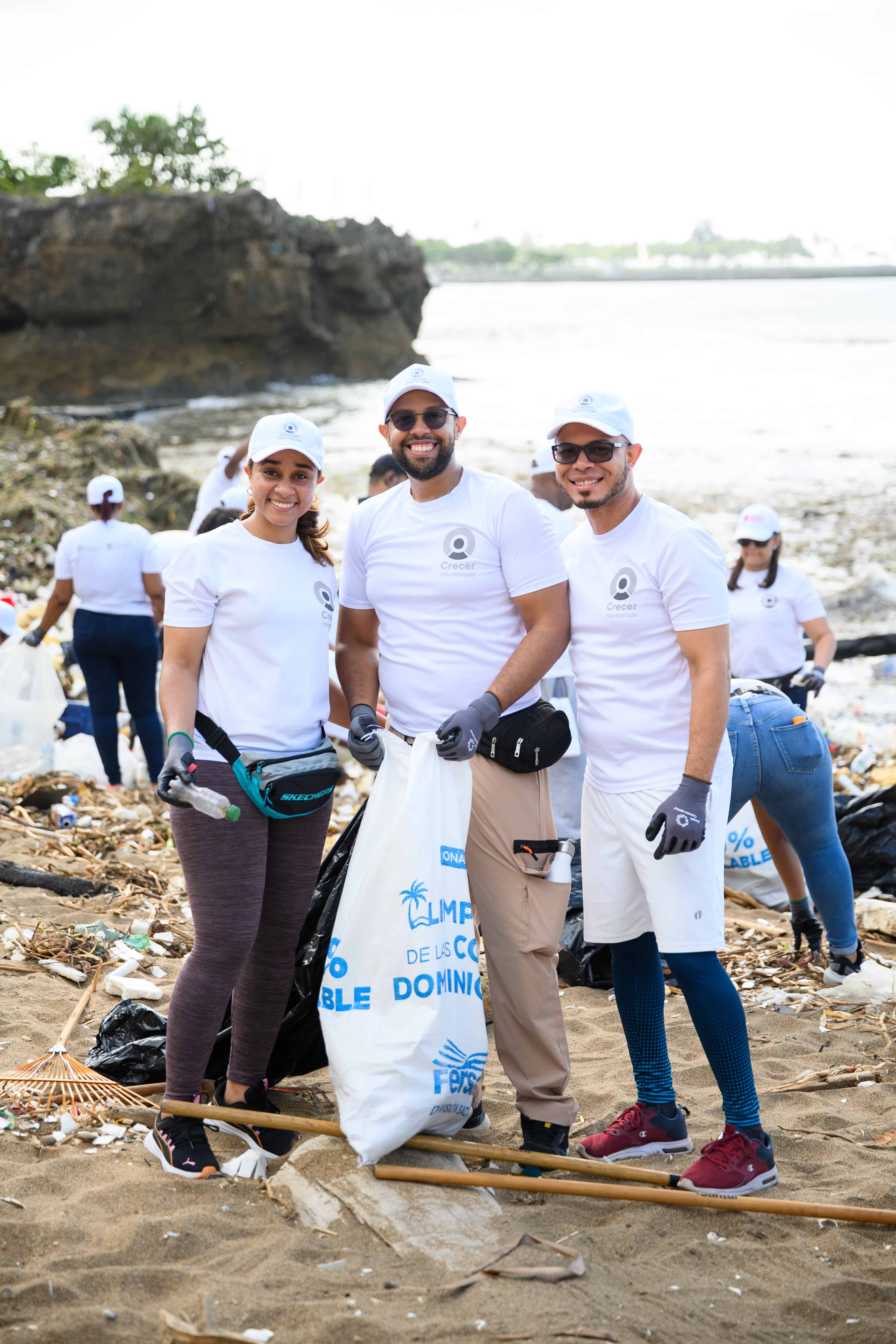 Rosa Brito, Especialista en RSC, Brenlix Hernández y Darwin Reyes.