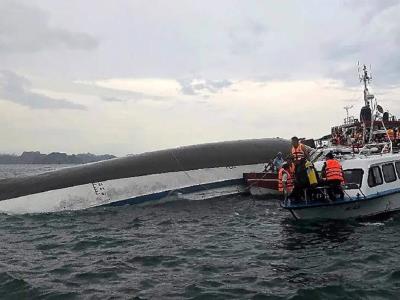 Casi 20 muertos al volcar un barco turístico en Vietnam