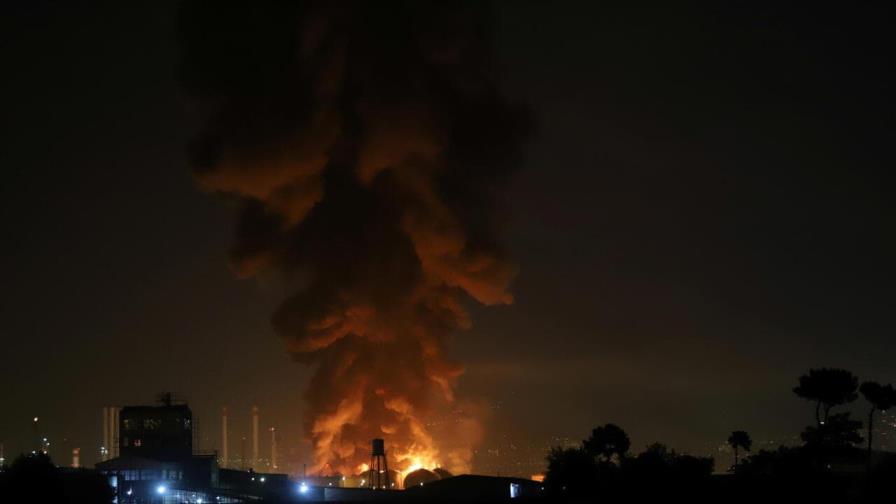 Un muerto en el incendio en una de las principales refinerías de petróleo de Irán Un muerto en el incendio en una de las principales refinerías de petróleo de Irán