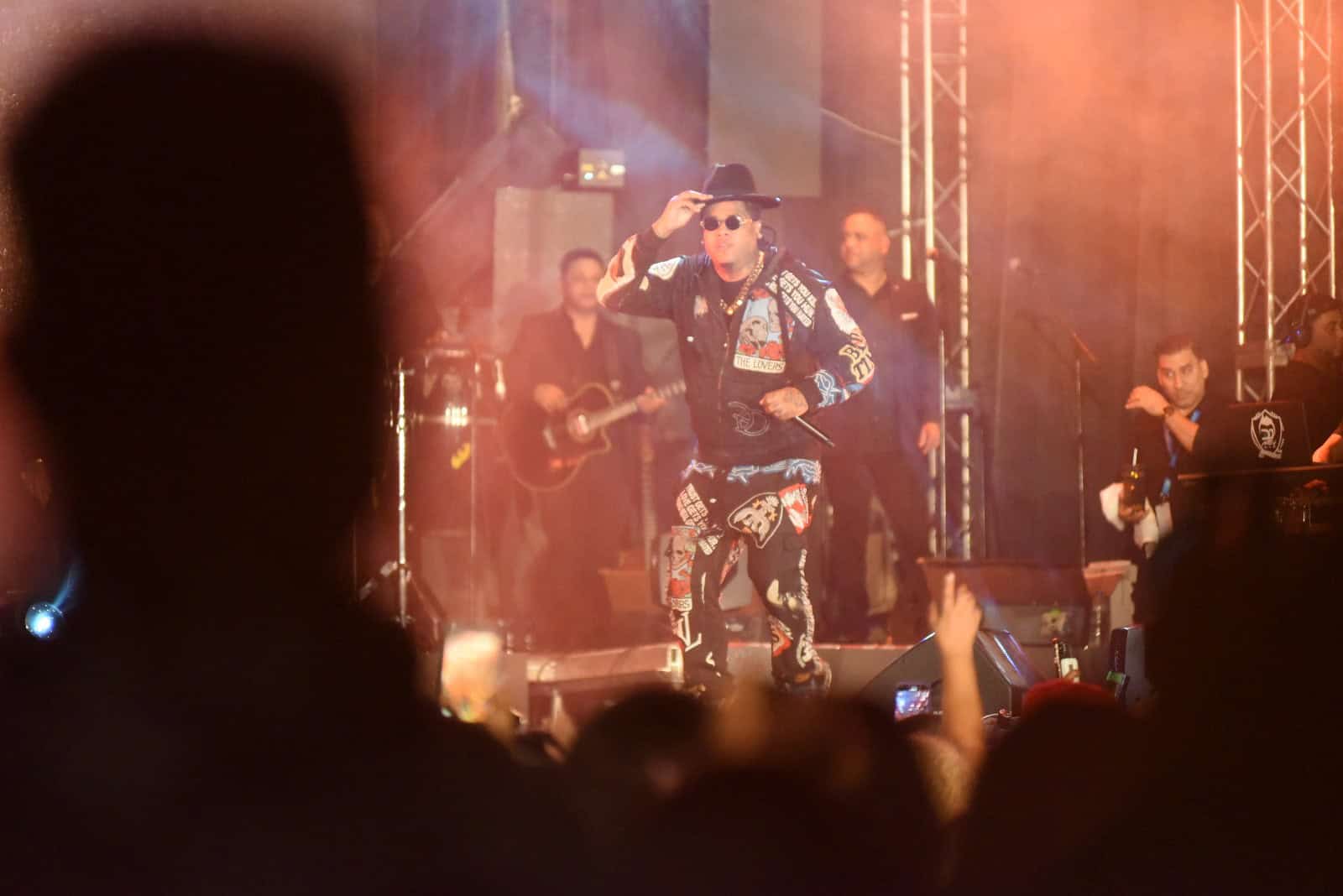 Artista urbano, Shelow Shaq, durante el concierto de Elvis Martínez  en la gran Arena del Cibao.