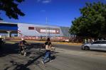Aceras bloqueadas y calles sin cruces seguros complicarán acceso peatonal a la línea 2C