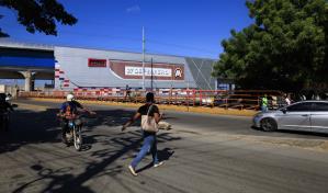Aceras bloqueadas y calles sin cruces seguros complicarán acceso peatonal a la línea 2C