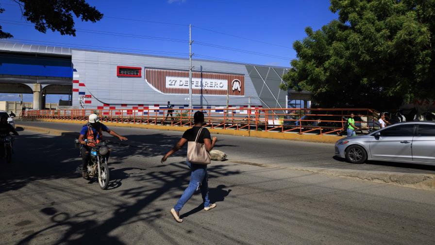 Aceras bloqueadas y calles sin cruces seguros complicarán acceso peatonal a la línea 2C