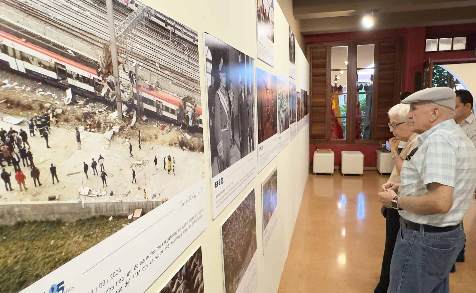 Personas recorren la exposición de la Agencia EFE, compuesta por fotografías de sus más de ocho décadas de historia, en el Centro Español, en Santiago (República Dominicana).