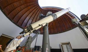El papa visita el Observatorio astronómico Vaticano en aniversario de llegada del hombre a la Luna